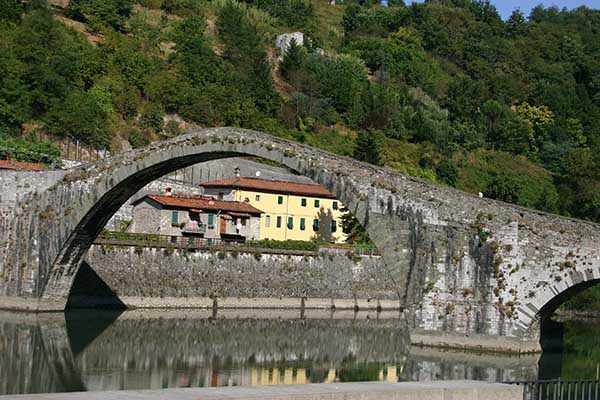 La Leggenda Del Ponte Del Diavolo Di Borgo A Mozzano Lucca Cosa Fare In Toscana